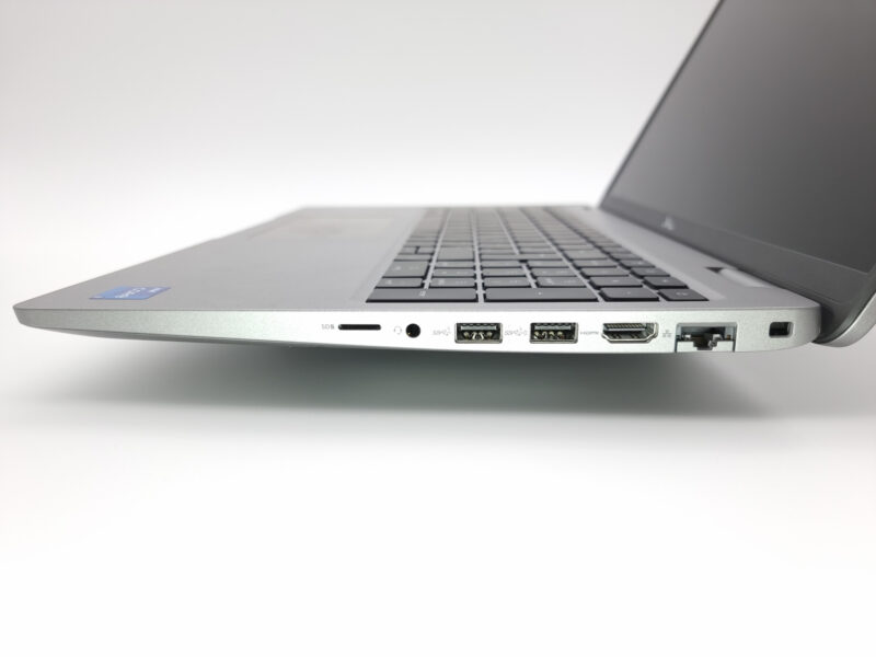 Dell Precision 5540 – rechte Seite mit USB-Anschluss, HDMI, SD-Kartenleser, Audiobuchse und Ethernet für vielseitige Nutzung.