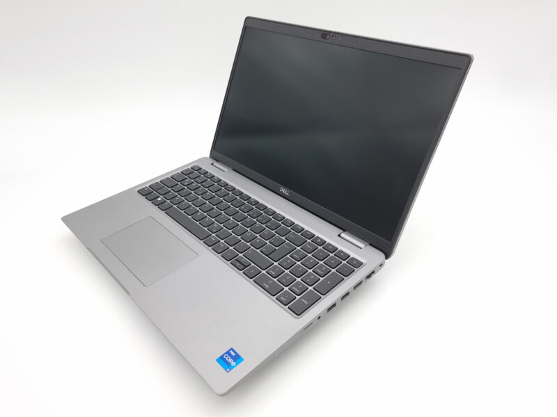 Dell Precision 5540 – Premium-Laptop in schräger 45-Grad-Ansicht mit beleuchteter Tastatur, großem Touchpad und FULL HD Display.