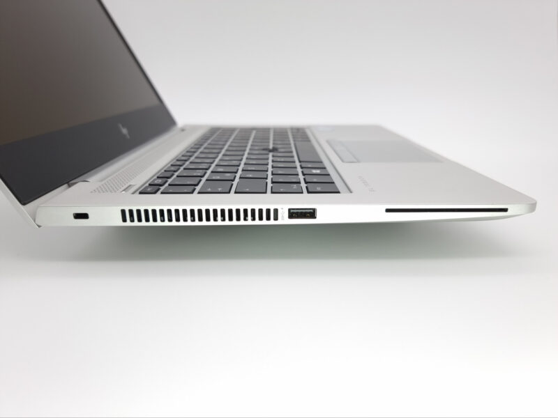 Linke Ansicht des 830 G5 mit USB, Lüftungsschlitz, evtl. Smarcard-Reader und Sicherheitsanschluss.