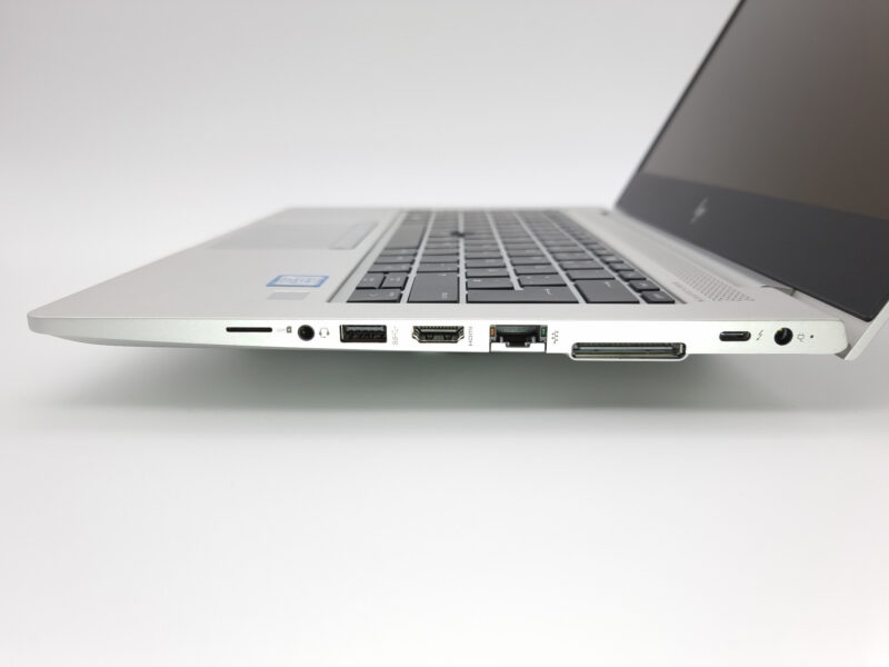 Die rechte Ansicht des 830 G5 mit Anschlüssen wie USB-C, Stromanschluss, Ethernet, HDMI, USB, Klinke und Simcard-Slot.