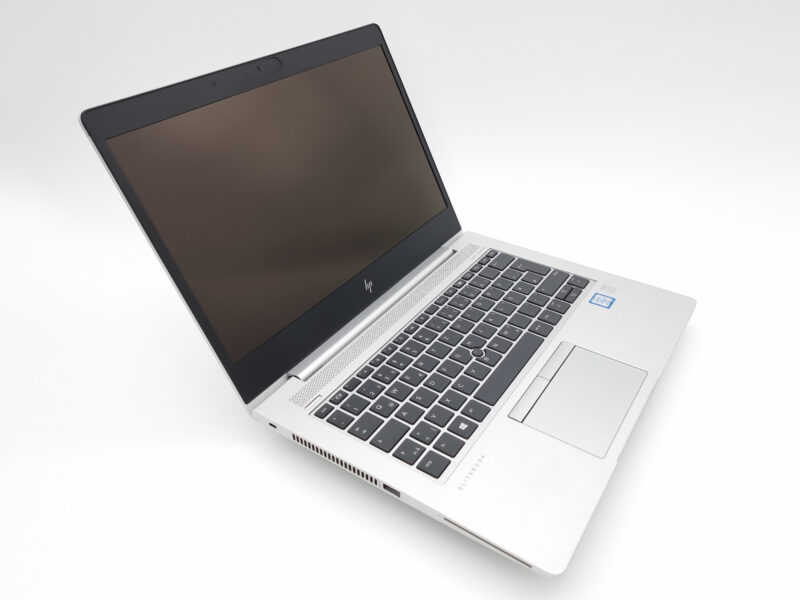 Schräge Ansicht des geöffneten 830 G5 mit Tastatur und Touchpad.