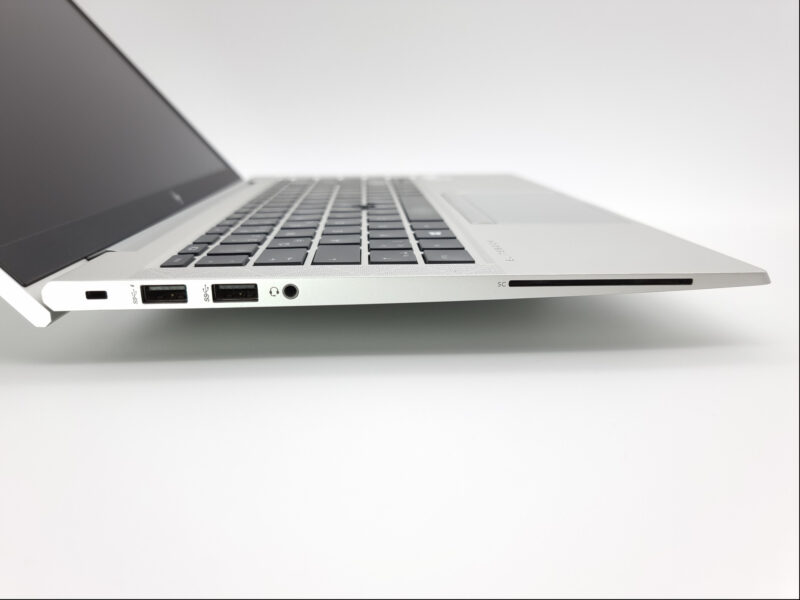 Linke Seitenansicht des HP EliteBook 840 G7 mit Anschlüssen wie USB, Klinke und Sicherheitsschloss.
