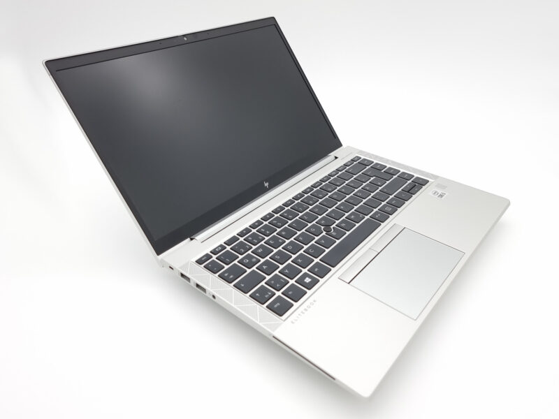 Seitliche Ansicht des HP EliteBook 840 G7 Laptops mit leicht geöffnetem Display und sichtbarem schlanken Gehäuseprofil.