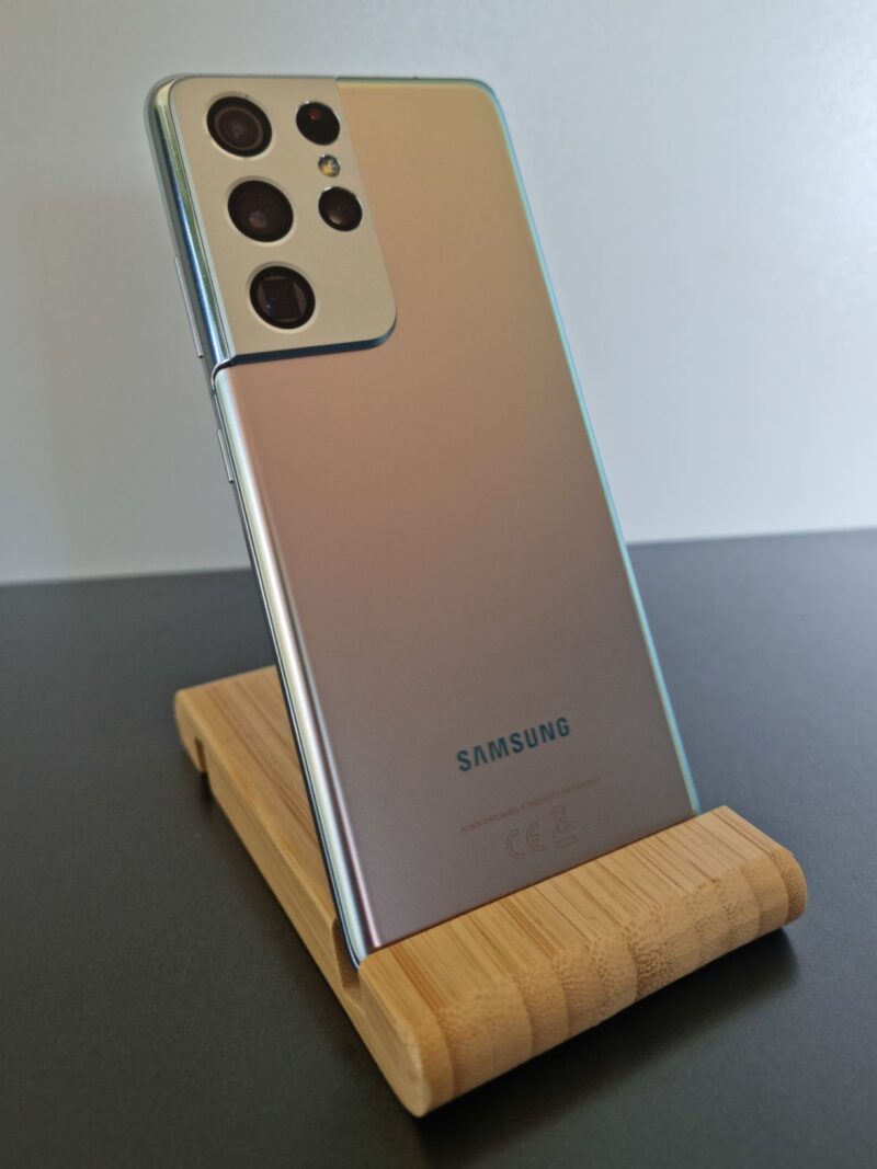 Rückseite in phantom silver des Samsung Galaxy S21 Ultra.