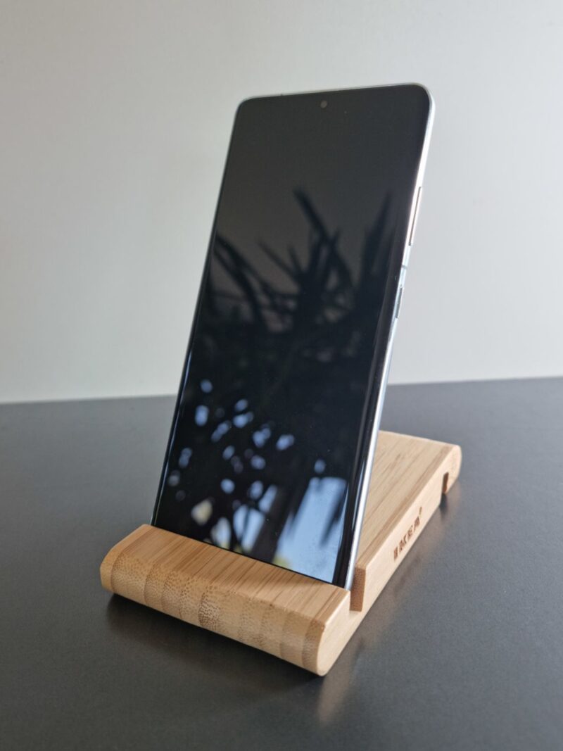 Displayansicht des Samsung Galaxy S21 Ultra mit ausgeschaltetem Bildschirm und elegantem, randlosem Design.