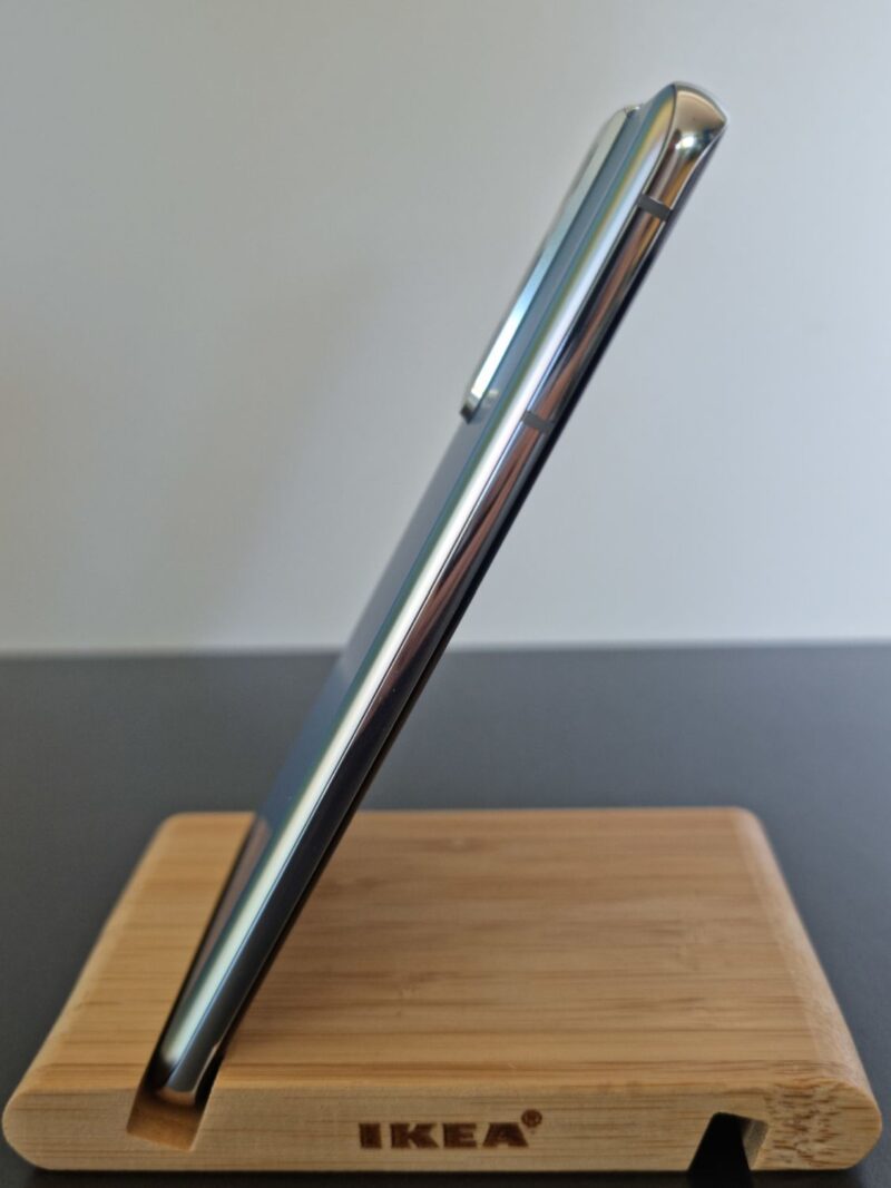 Linke Seitenansicht des Samsung Galaxy S21 Ultra mit schlankem Rahmen und ohne sichtbare Tasten.