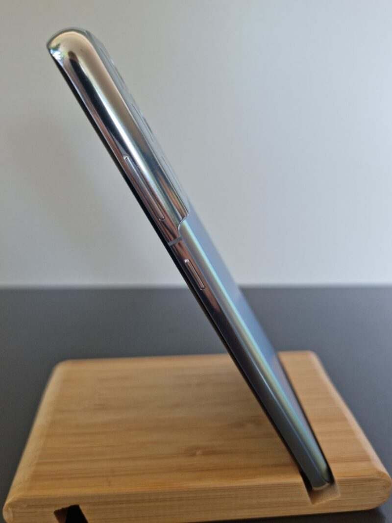 Rechte Seitenansicht des Samsung Galaxy S21 Ultra mit sichtbaren Bedientasten am Gehäuserand.