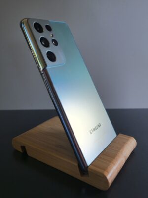 Seitlichere Ansicht des Samsung Galaxy S21 Ultra mit leicht geneigtem Blick auf Display und Kameramodul.