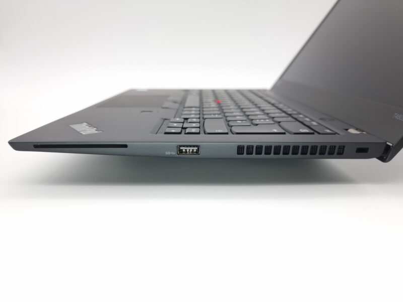 Rechte Seitenansicht des Lenovo ThinkPad T480s mit USB Anschluss und Lüftungsschlitz.