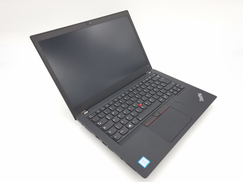 Seitliche Ansicht des Lenovo ThinkPad T480s mit geöffnetem Display und schlankem, robustem Gehäuseprofil.