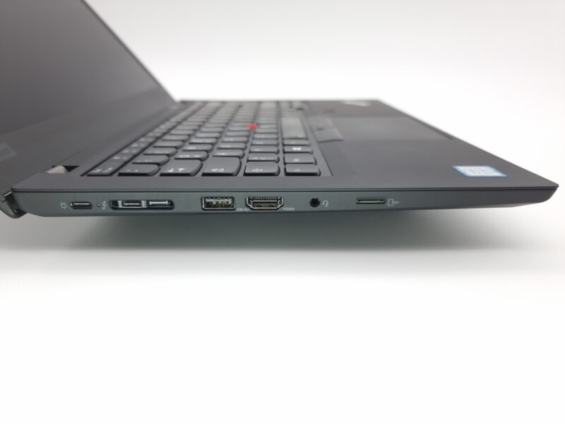 Linke Seitenansicht eines Lenovo ThinkPad T490 mit USB-C, USB-A, HDMI, Audioanschluss und microSD-Kartenleser.