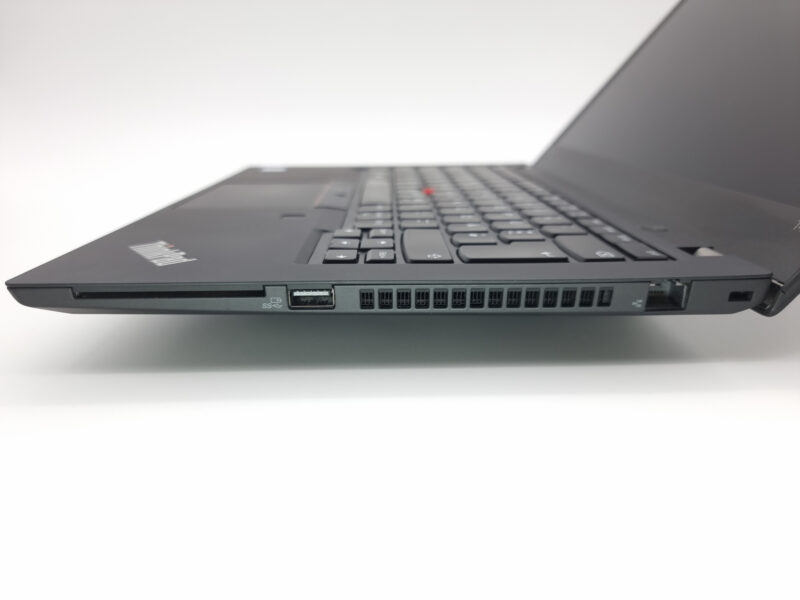 Rechte Seitenansicht eines Lenovo ThinkPad T490 mit USB-A, Ethernet-Anschluss, Lüftungsgitter und Smartcard-Leser.
