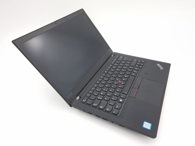 Geöffneter Lenovo ThinkPad T490 in seitlicher Ansicht mit Tastatur, Touchpad, TrackPoint und 14-Zoll-Display.