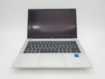 HP Elitebook 830 G8 mit offener Tastatur und Display. Touchpad und Fingerprint