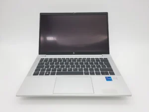 HP Elitebook 830 G8 mit offener Tastatur und Display. Touchpad und Fingerprint