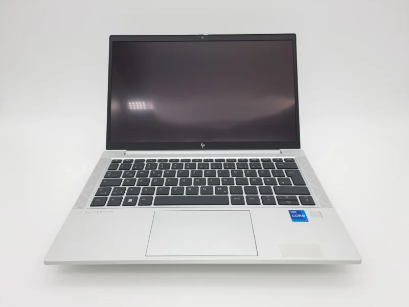 HP Elitebook 830 G8 frontale Ansicht HP Elitebook 830 G8 mit offener Tastatur und Display. Touchpad und Fingerprint