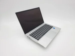 HP Elitebook 830 G8 mit geöffnetem Display und sichtbarer Tastatur